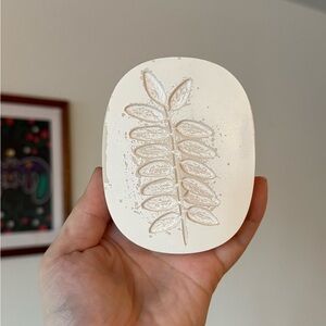 Resin Cast White Floral Coutnertop Soap Holder Vintage